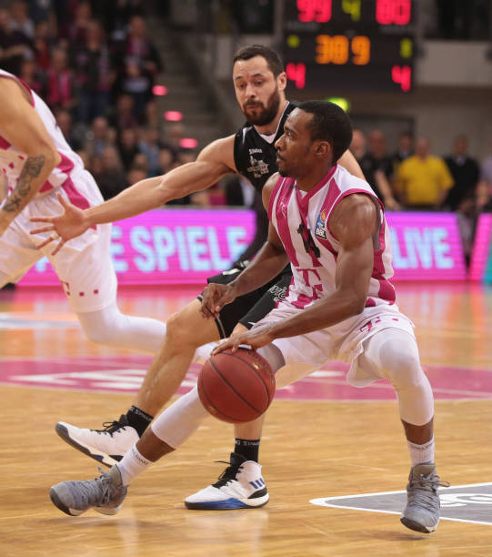 更是一名出 更是一名出